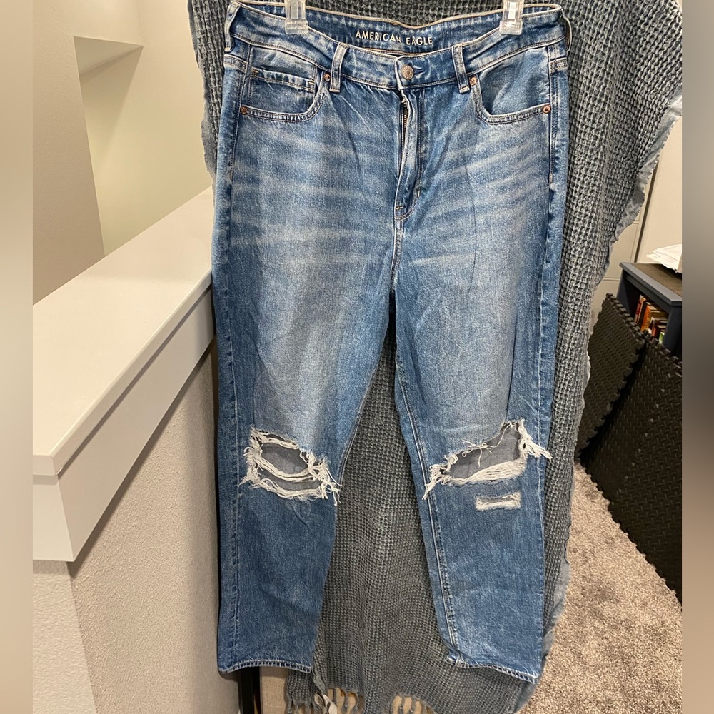 American Eagle AEO Strigid Mom Jeans Destructed Knees Size 14 Long Worn Once!